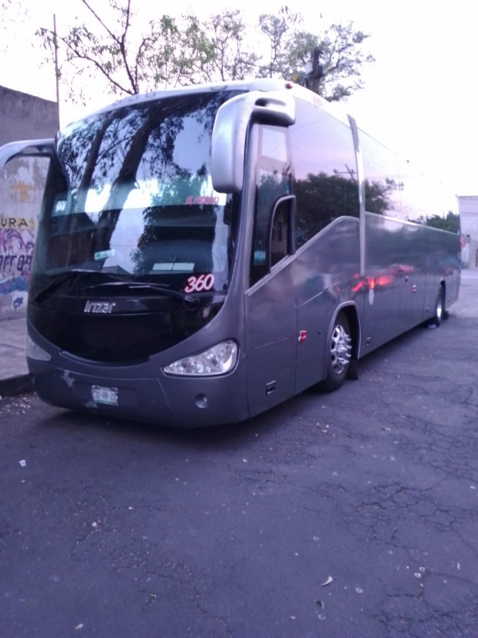 Autobús gris exterior